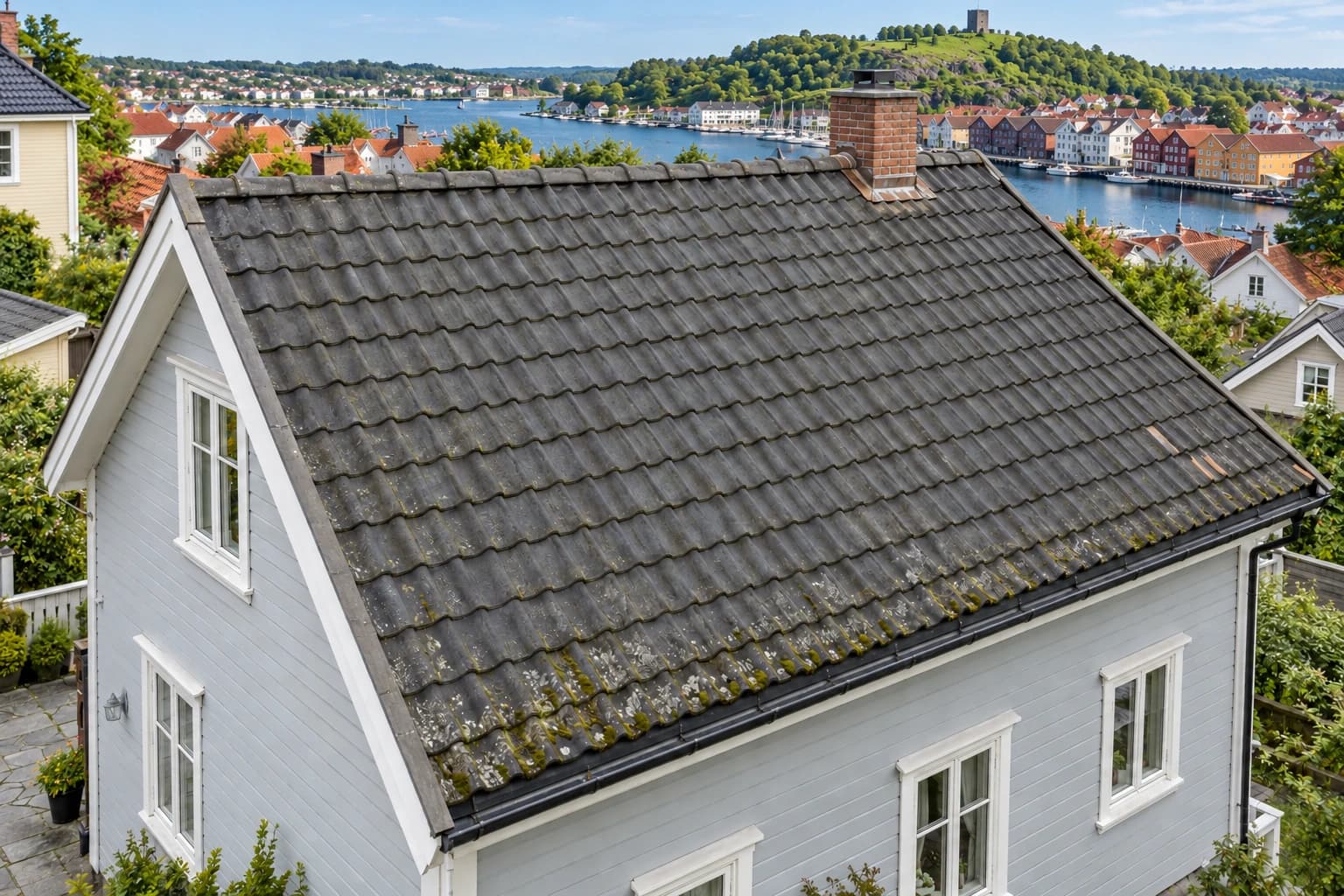 Illustrert eldre betongsteinstak i et bomiljø inspirert av Vestfold