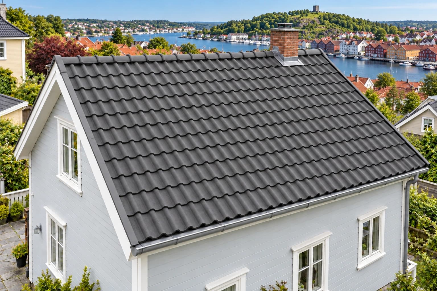 Ny tekking, møne og beslag er vist her. Åpne taket for å se lagene under.
