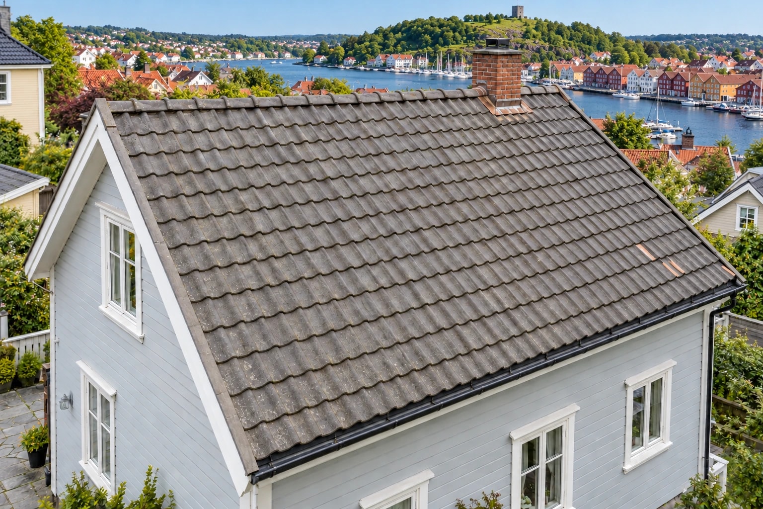 Rengjorte grå betongtakstein med eldre overflate bevart.